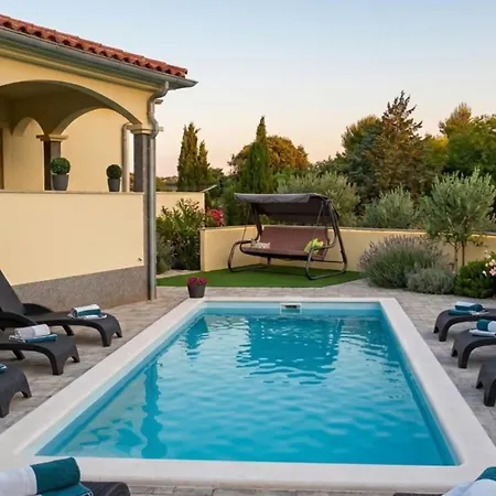 Flora With Pool By Guide Apartament *