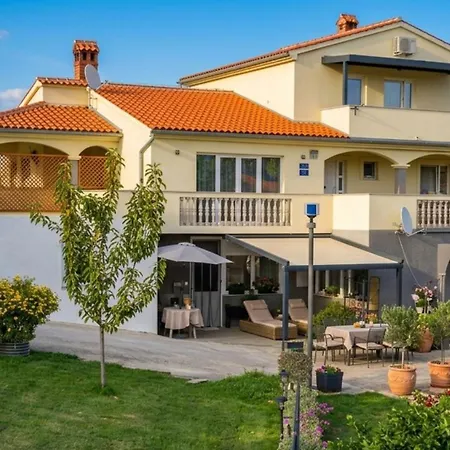 Apartament Flora With Pool By Guide *