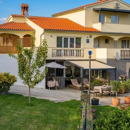 Apartament Flora With Pool By Guide *