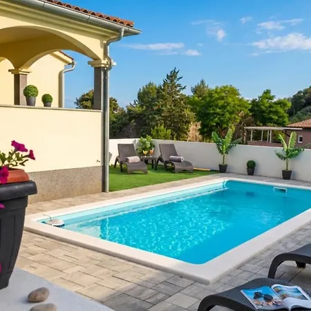 Flora With Pool By Guide Appartement *