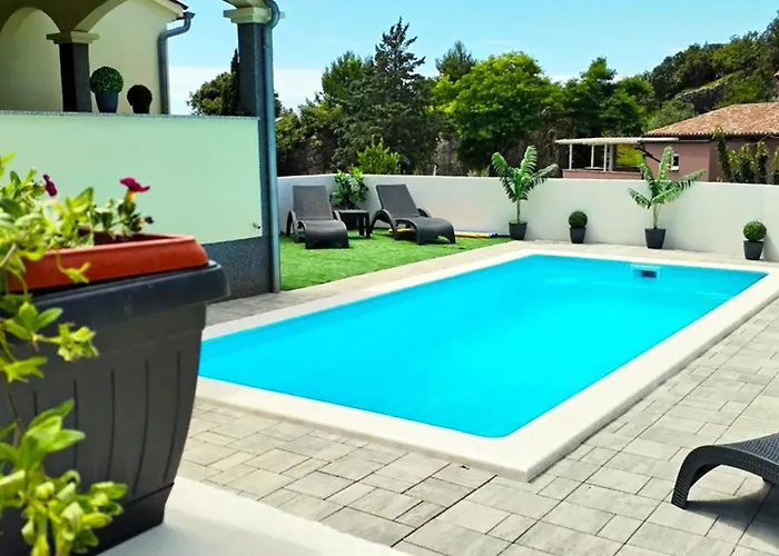 Flora With Pool By Guide Lägenhet *