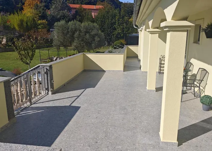 Flora With Pool By Guide Appartement Pula