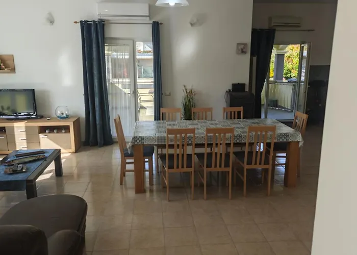 Flora With Pool By Guide Apartament *