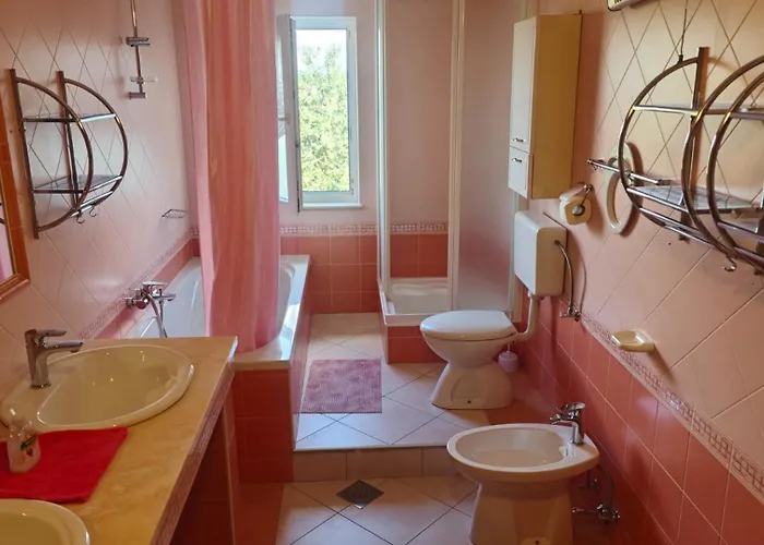 Flora With Pool By Guide * Pula