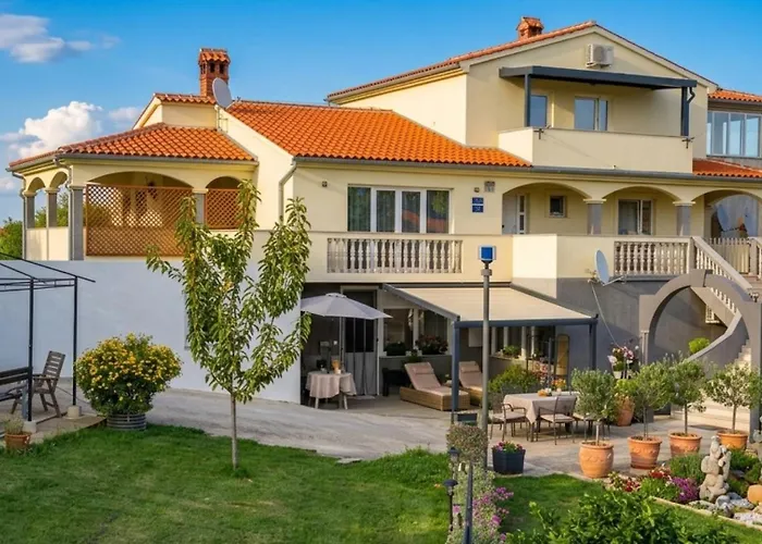 Appartement Flora With Pool By Guide *