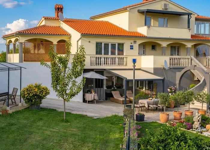 Appartement Flora With Pool By Guide *