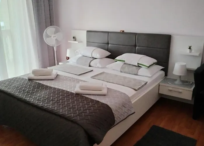 Flora With Pool By Guide Apartament *