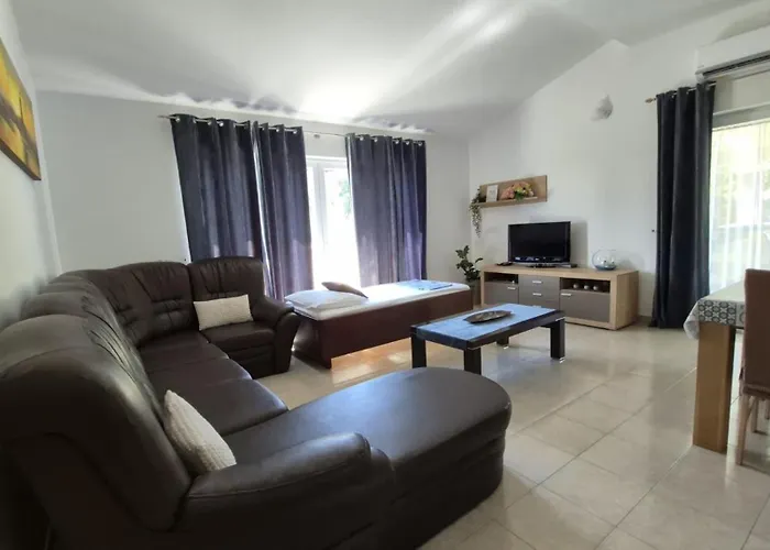 Flora With Pool By Guide