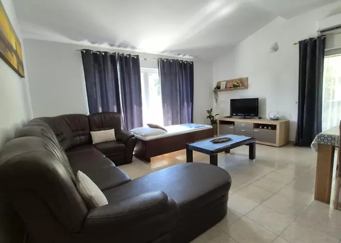 Appartement Flora With Pool By Guide