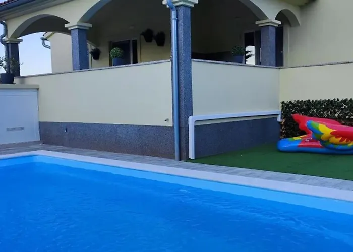Flora With Pool By Guide * Pula