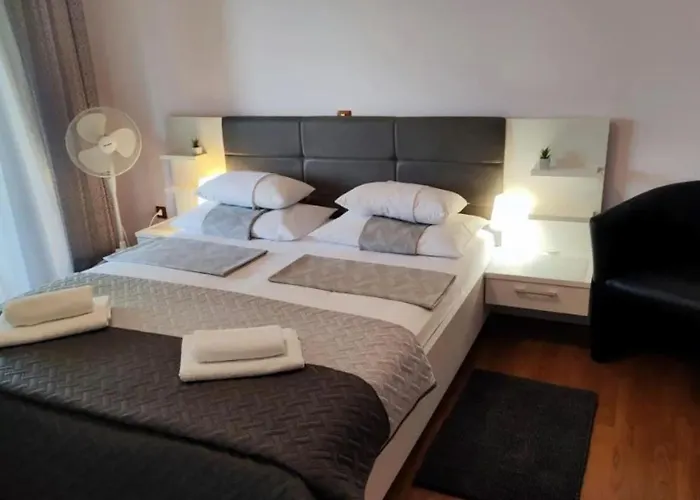 Apartament Flora With Pool By Guide