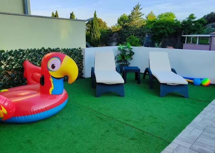 Flora With Pool By Guide