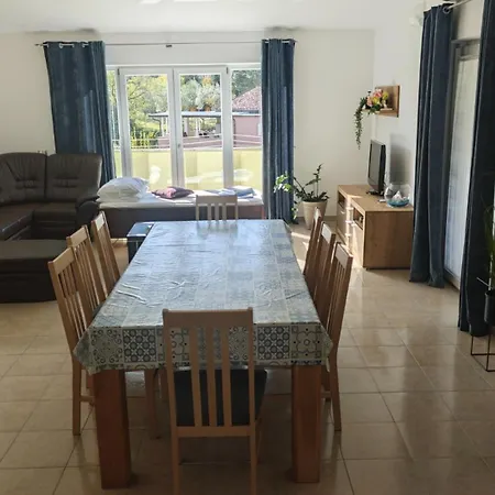 Flora With Pool By Guide Apartment Pula