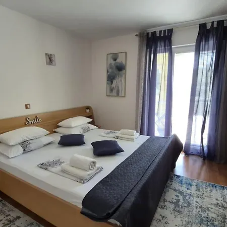 Apartment Flora With Pool By Guide Pula