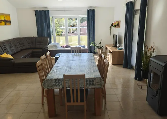 Flora With Pool By Guide Appartement Pula