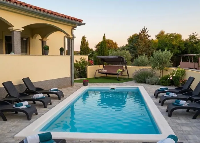 Flora With Pool By Guide Apartment *