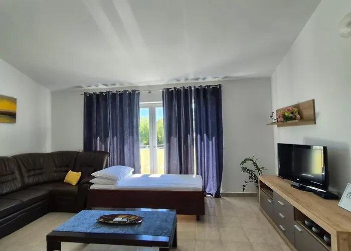 Flora With Pool By Guide Apartment Pula