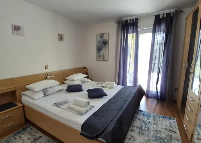 Apartment Flora With Pool By Guide Pula